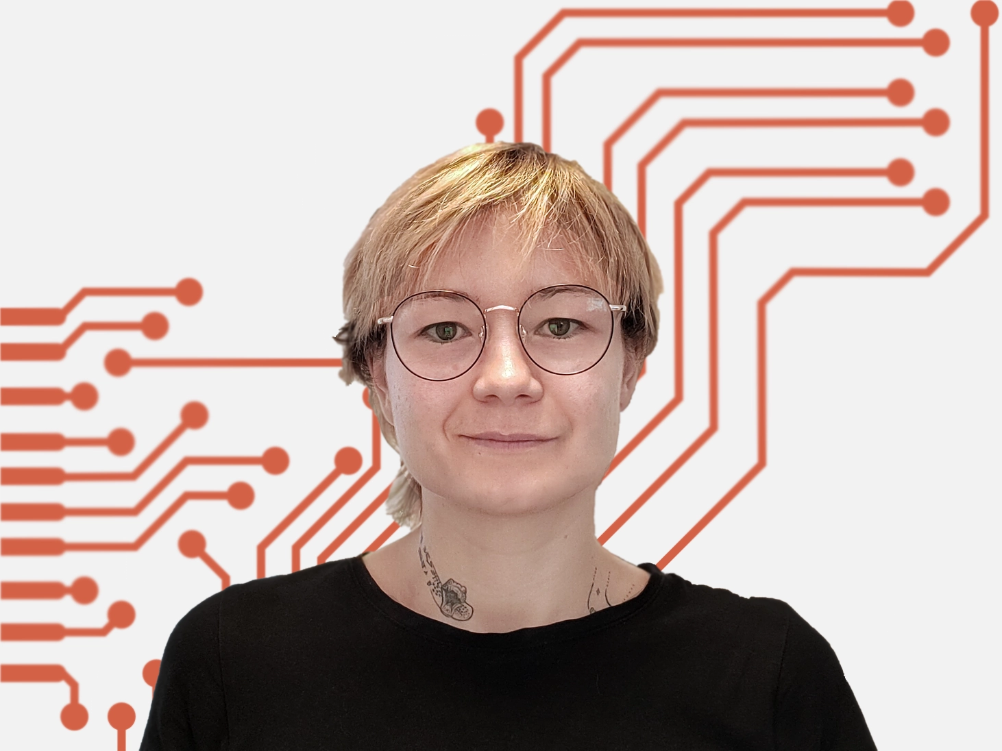 blonde Person mit Brille, lächelnd, schwarzes T-Shirt