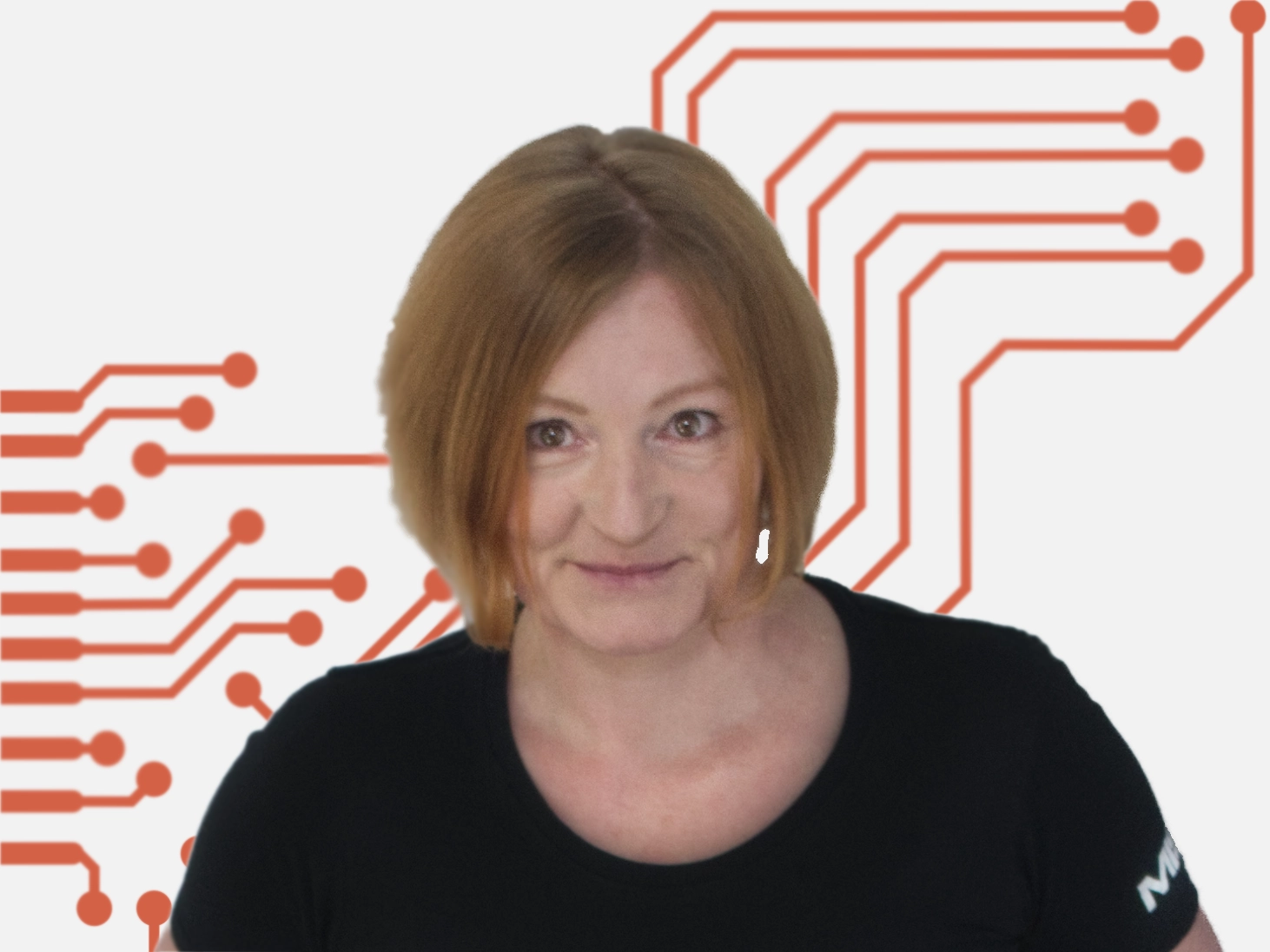 Frau mit rotem Bob, lächelnd, in schwarzem T-Shirt