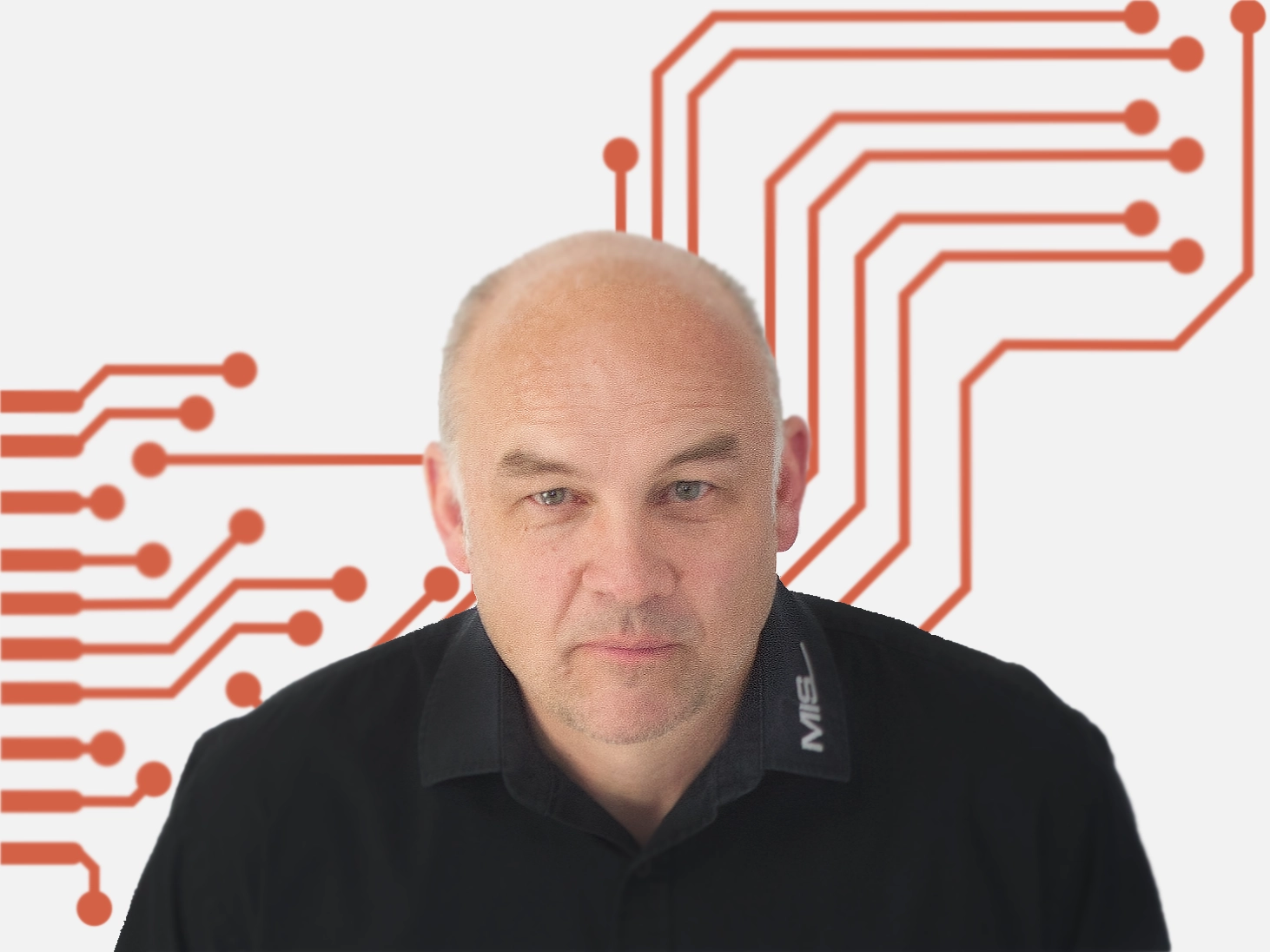 Mann mit Glatze, lächelnd, in schwarzem Hemd