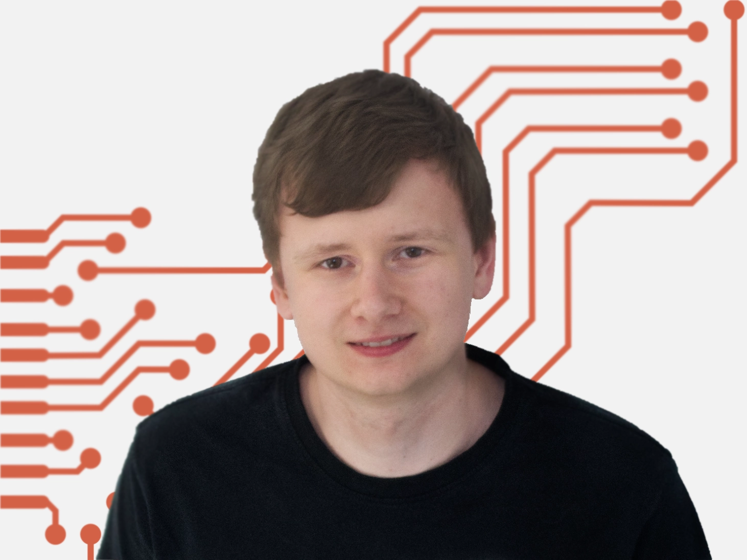 dunkelhaariger Mann, lächelnd, schwarzes T-Shirt